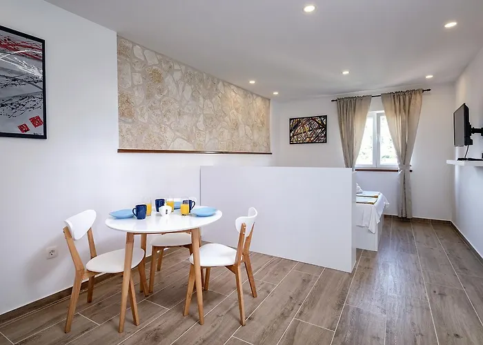 King's Landing - Hvar חוואר